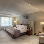 Crowne Plaza By Ihg Готель