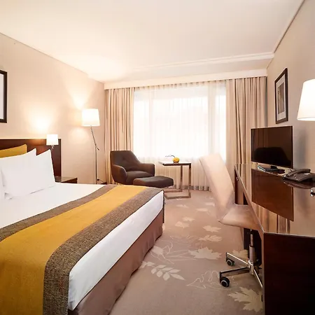 Crowne Plaza By Ihg Готель