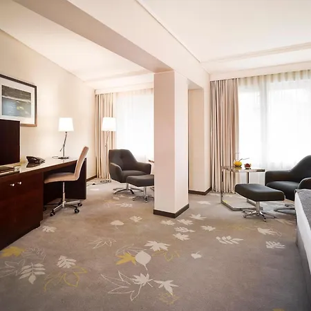Crowne Plaza By Ihg Готель