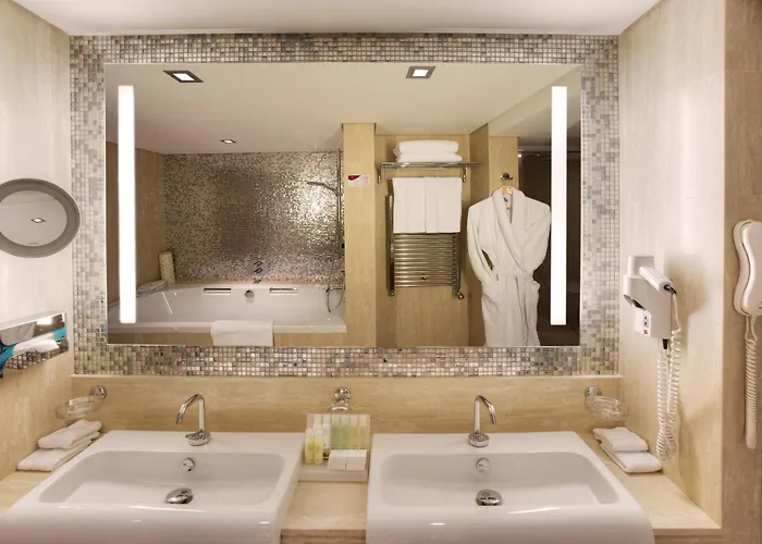 Crowne Plaza By Ihg Hotel 4*