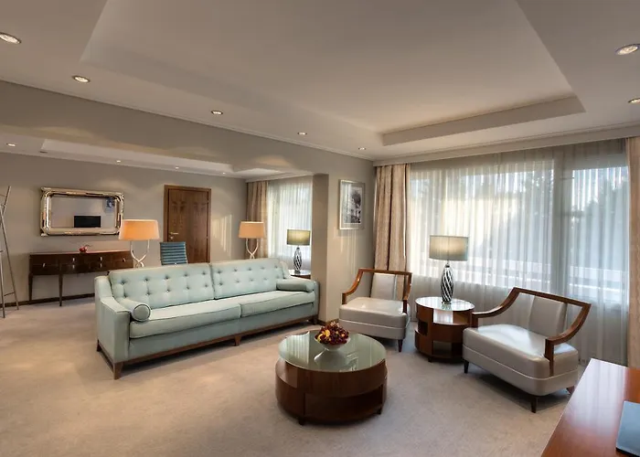 Crowne Plaza By Ihg Hotel 4*