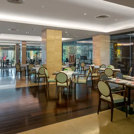 ホテル クラウンプラザ 4*