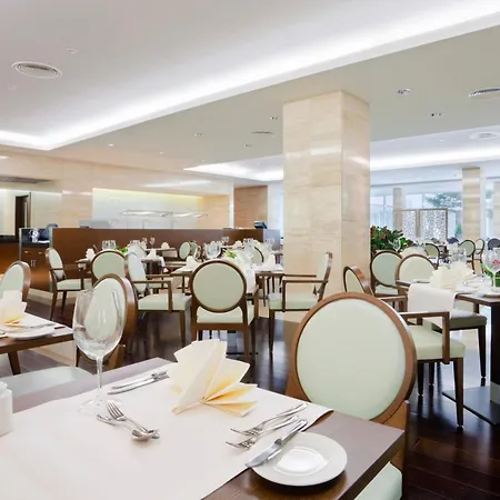 ホテル クラウンプラザ 4*